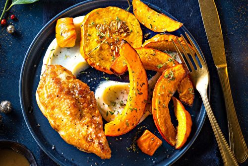 Suprêmes de volaille sauce vin jaune, purée de panais et courges rôties à la Fleur de sel Le Guérandais