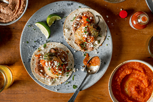 Tacos de poulet à la sauce tomate épicée