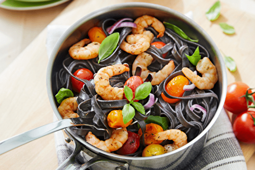 Tagliatelles à l’encre de seiche et aux crevettes