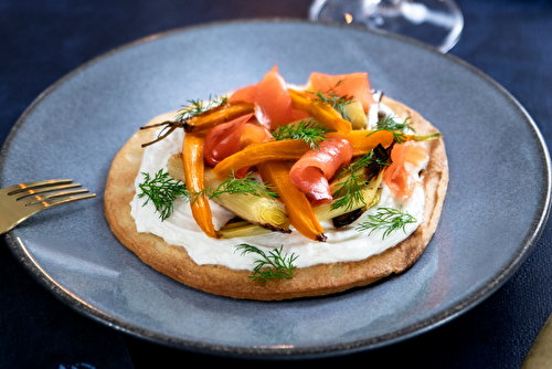 Tarte fine aux légumes rôtis et saumon fumé Bio des Iles écossaises, crème au citron