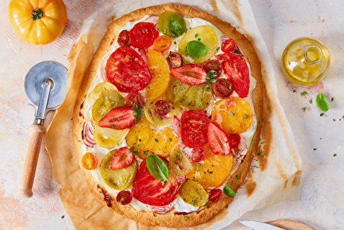 Tarte fine aux tomates, fromage frais et touche de fraises