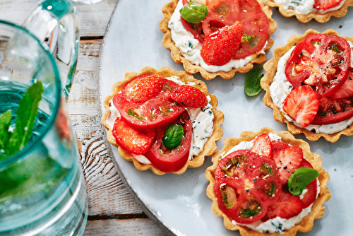 Tartelettes au fromage frais, tomates et fraises