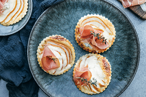 Tartelettes poires-gorgonzola et jambon cru