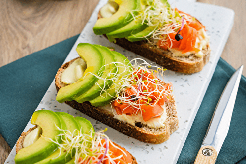 Tartine de Saint-Marcellin au saumon et à l’avocat