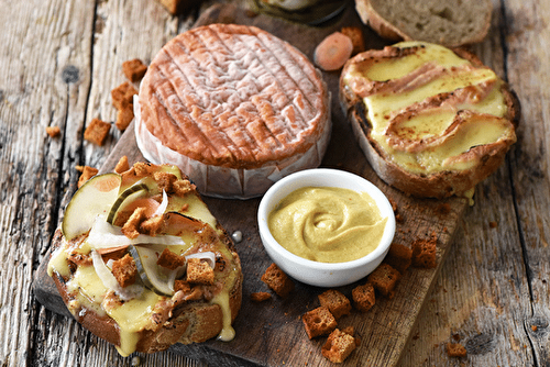 Tartines à l’Epoisses aux pickles et pain d'épices