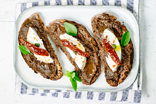 Tartines à la ricotta et au caviar d’aubergine