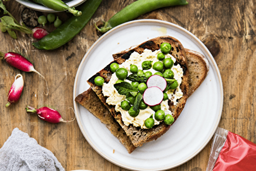 Tartines grillées petits pois et crème d’Emmental