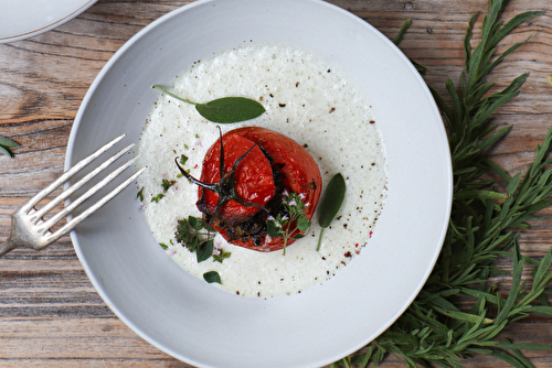 Tomates farcies aux légumes, crème à l’estragon et à l’ail