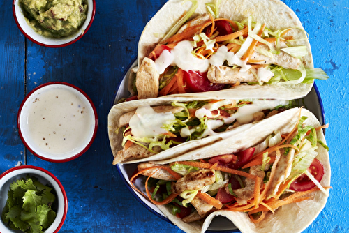 Tortillas au poulet et guacamole à la sauce fromagère