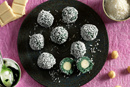 Truffes de chocolat blanc et coco, macadamia et spiruline