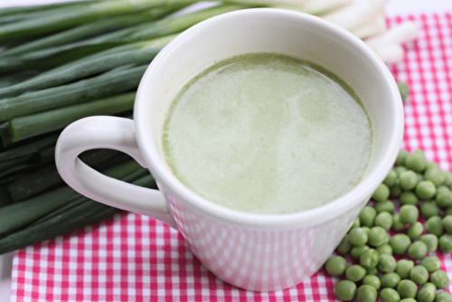 Velouté de jeunes pousses d’oignons et petits pois frais