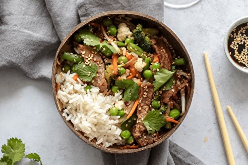 Wok de bœuf au sésame et petits légumes de printemps