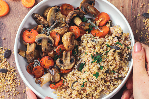 Champignons et carottes rôtis au soja, mélange gourmand aux herbes et jus de citron