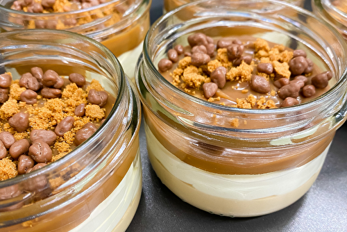 Mousses de vanille et de caramel au topping gourmand