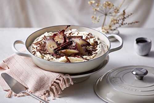 Pavlova au chocolat et poires pochées