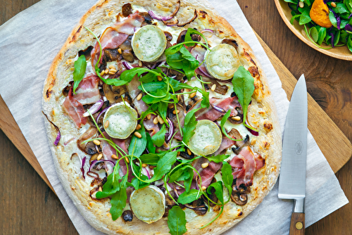 Pizza à la bûche de chèvre aux herbes de Provence Soignon, poitrine fumée, champignons de Paris et roquette Florette