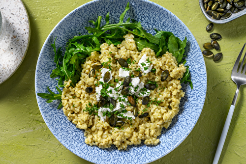 Risotto au pesto et chèvre frais avec de la roquette et du citron