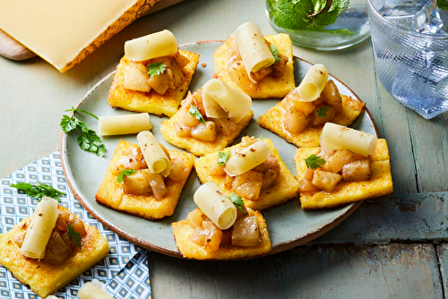 Toasts de polenta aux poires rôties, à la fève tonka et aux rebibes d’Etivaz AOP