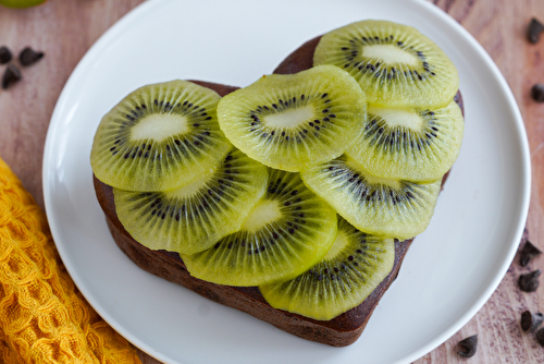 Fondant au chocolat et carpaccio de kiwi