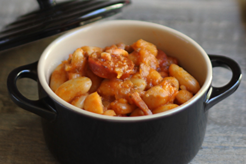 Haricots tarbais au chorizo et à la sauce tomate