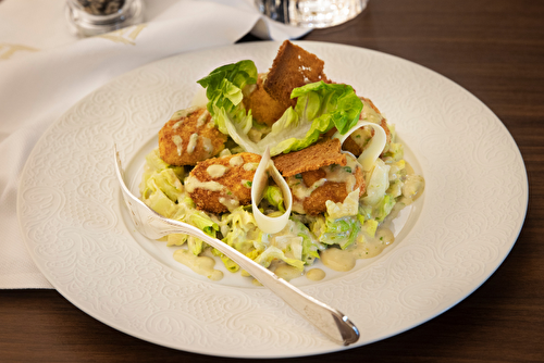 Salade César et quenelles croustillantes panées, copeaux de parmesan et tuiles de pain