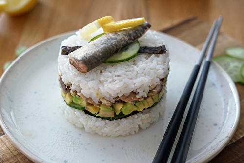 Sushi cake aux petites sardines marinées au citron sans huile