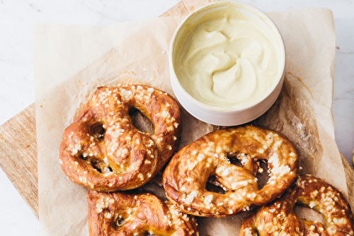 Bretzels sauce crémeuse à la moutarde