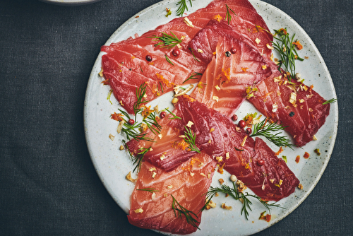 Gravlax de saumon à la betterave et aux épices