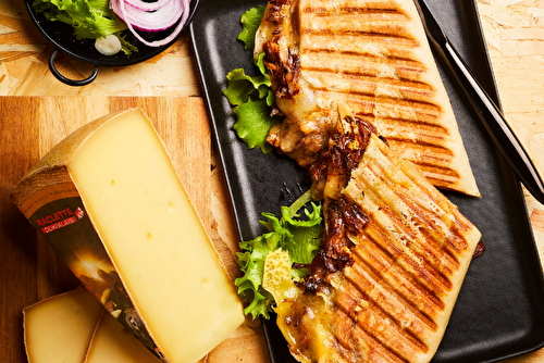 Panini à l’effiloché de canard, oignons confits et Raclette du Valais AOP