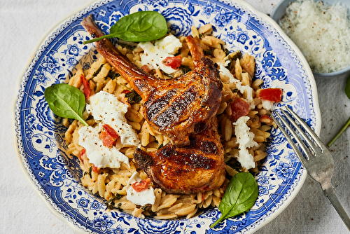 Risotto d’orzo, épinards et mozzarella et côtelettes d’agneau marinées au paprika