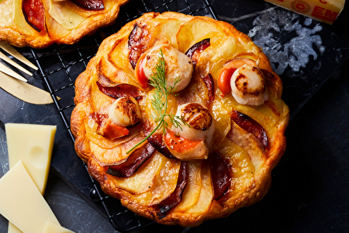 Tartelettes fines de pommes de terre aux chorizo et Saint-Jacques, à l’Emmentaler AOP suisse