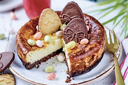 Cheesecake au coulis de fraises et Etoiles de Pâques au chocolat Delacre