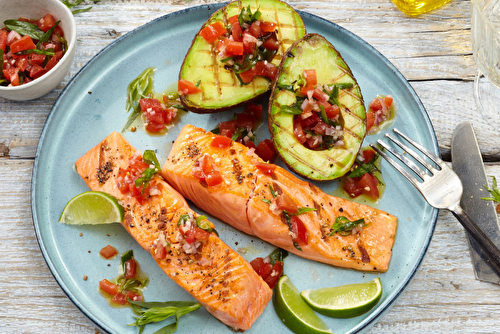 Filets de saumon grillés au barbecue, avocat et salsa de tomate épicée