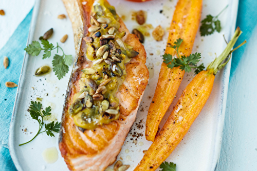 Pavés de saumon grillé à la moutarde au miel, graines torréfiées, carottes rôties et tomate crumble