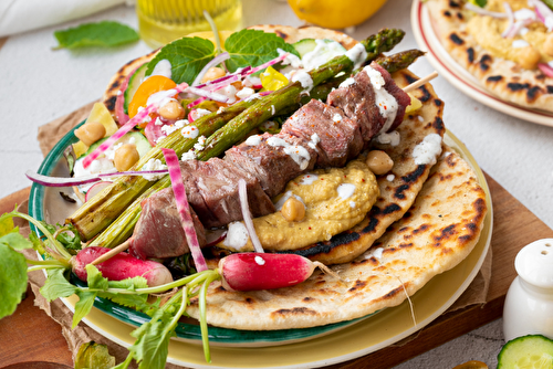 Pita de Pâques à l’agneau, houmous, asperges rôties, crudités & pois chiches