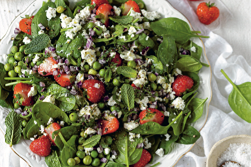 Pousses d’épinard, fraises, oignon rouge, petits pois & feta