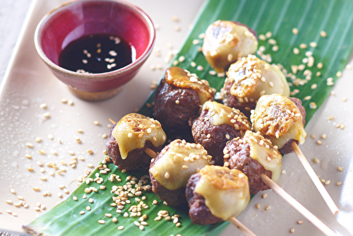 Yakitoris de boulettes de boeuf au fromage