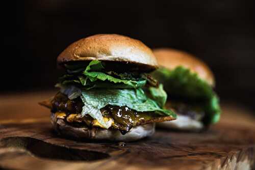 Burger de boeuf irlandais à la mayonnaise au kimchi et au cheddar maturé