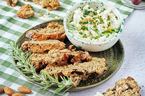 Croquants aux amandes et olives noires parfumés au romarin