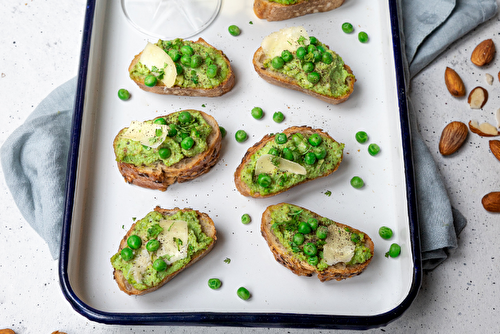 Crostinis aux petits pois, amandes et Parmesan