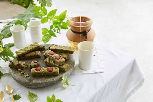 Financiers au thé matcha et fruits rouges