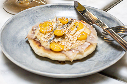 Flat bread au lard de colonnata, compotée d’oignons à la fleur d’oranger, kumquat et graines d’amarante soufflées