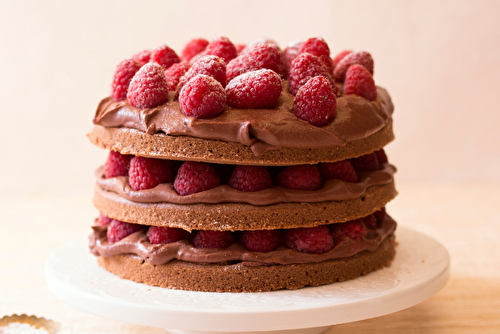 Gâteau au chocolat, fève tonka et framboises