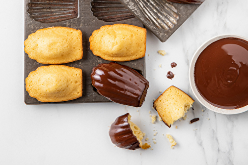 Madeleines en coque de chocolat noir