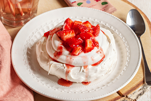 Pavlova aux fraises et chantilly à l’infusion hibiscus et menthe poivrée