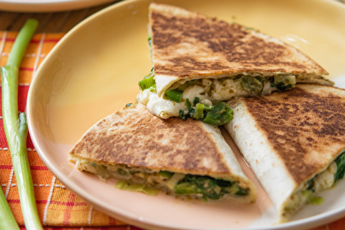 Quesadillas aux pousses d’oignons, mozzarella, pesto et épinards