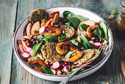 Salade colorée aux crevettes grillées et chips de Fourme d’Ambert