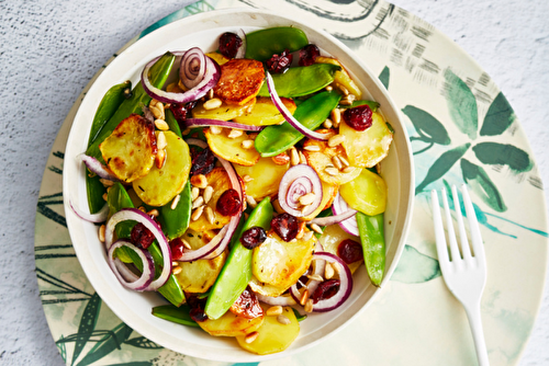 Salade de pommes de terre primeurs rissolées aux pois gourmands et pignons de pin