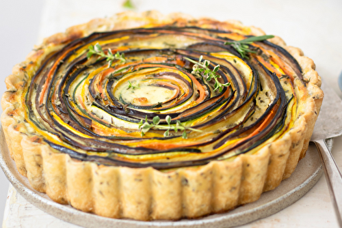 Tarte spirale de légumes d’été, pâte parfumée aux herbes