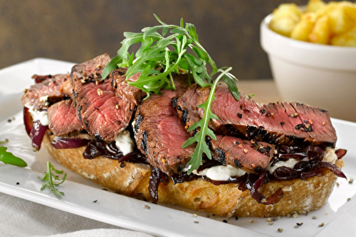 Tranches de steak aux oignons caramélisés